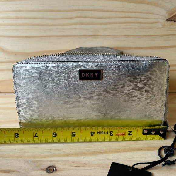 DKNY Silver Large Sutton Zipper Wallet Mothers Day Sale!! - Picture 7 of 8